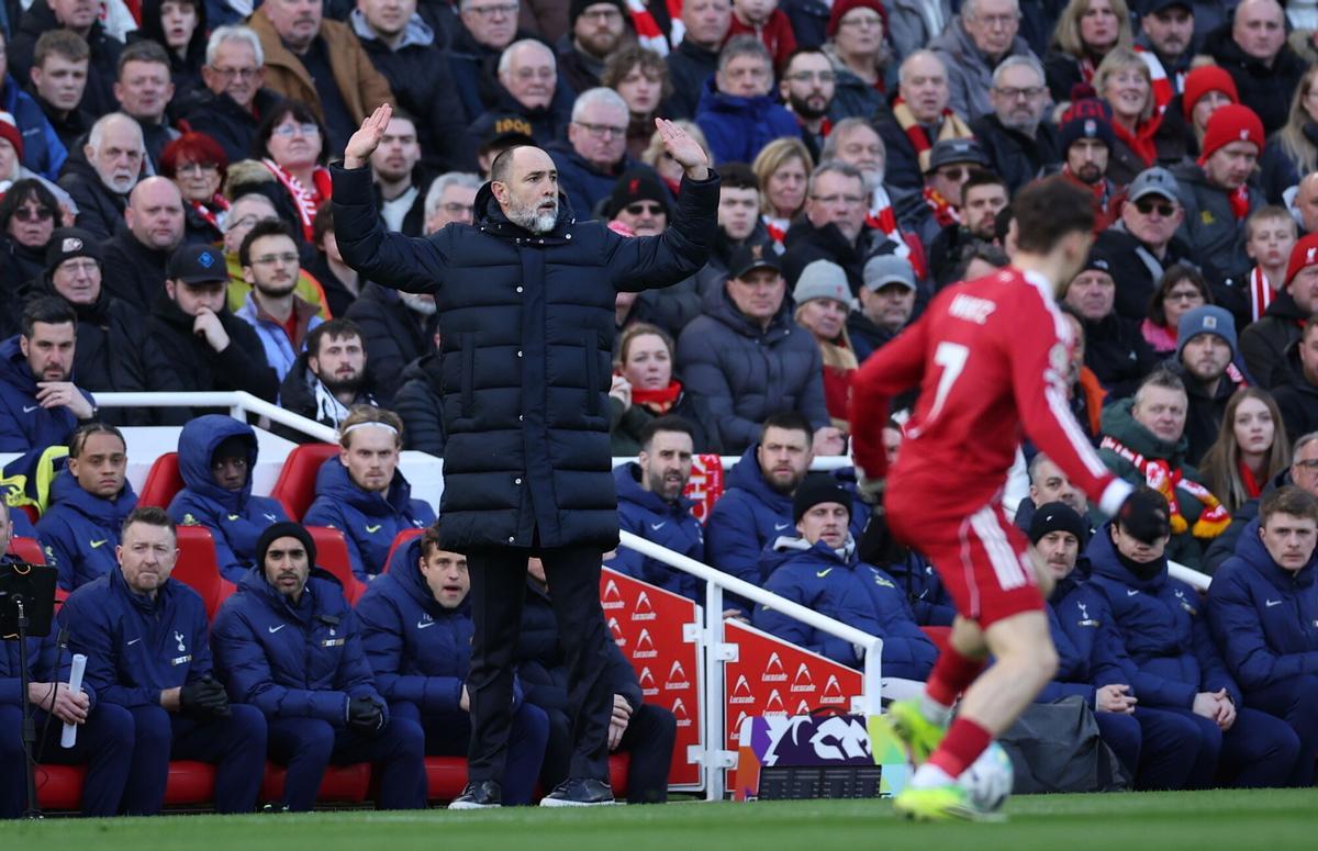 El entrenador del Tottenham, Igor Tudor, ante el Liverpool en Anfield