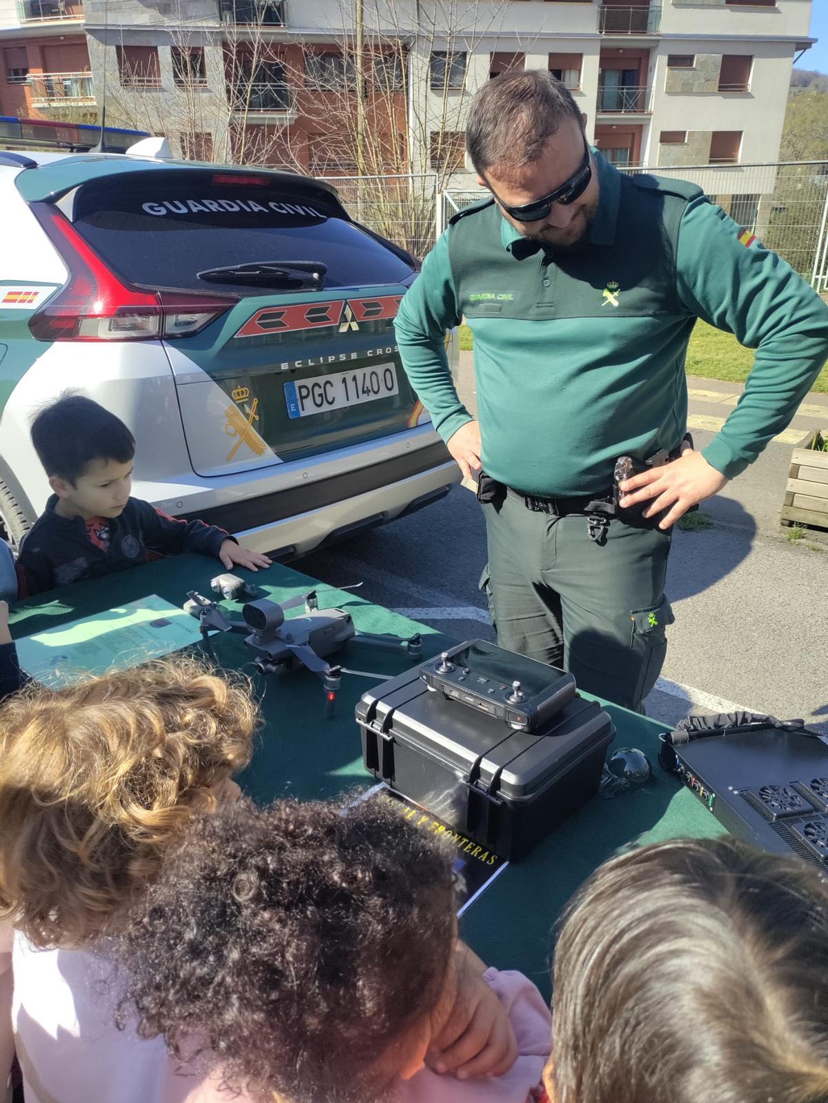 Las secciones de la Guardia Civil en el colegio Reconquista
