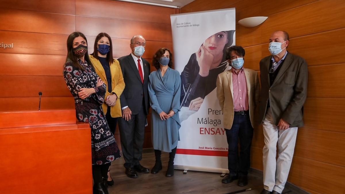 El  alcalde de Málaga, Francisco de la Torre, junto a la concejala delegada de Cultura, Noelia Losada, y el director de la Editorial Páginas de Espuma, Juan Casamayor dan a conocer la obra ganadora del XIII Premio Málaga de Ensayo