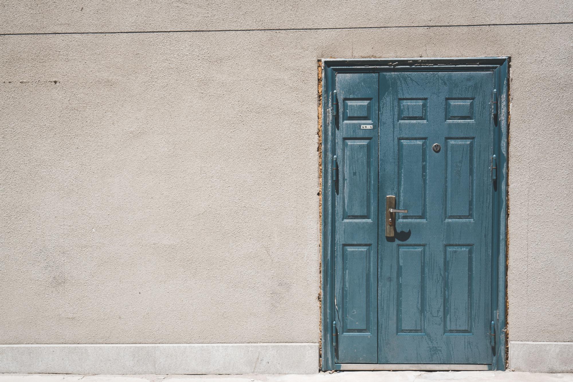 Una puerta azul.