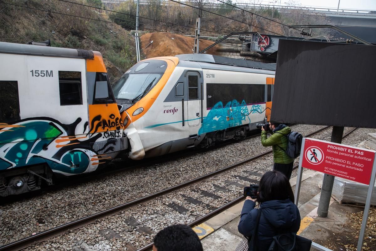 Decenas de heridos por un choque de trenes en Barcelona