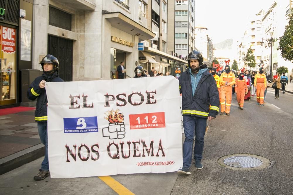 Protesta y cabalgata de los bombreos frente a la Junta General