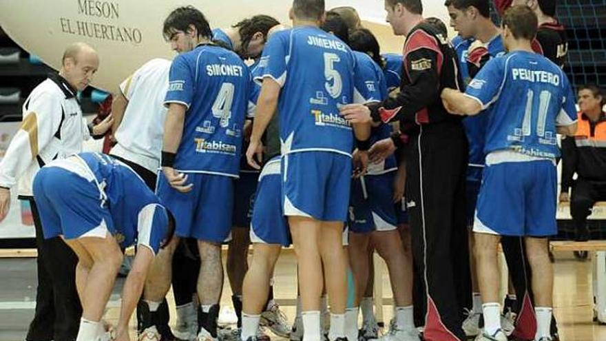 Laguna dando instrucciones a sus jugadores durante el último partido