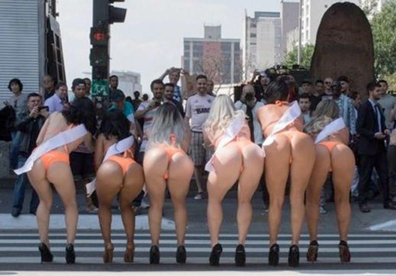 Las Miss Bumbum, a la caza de Pokémon