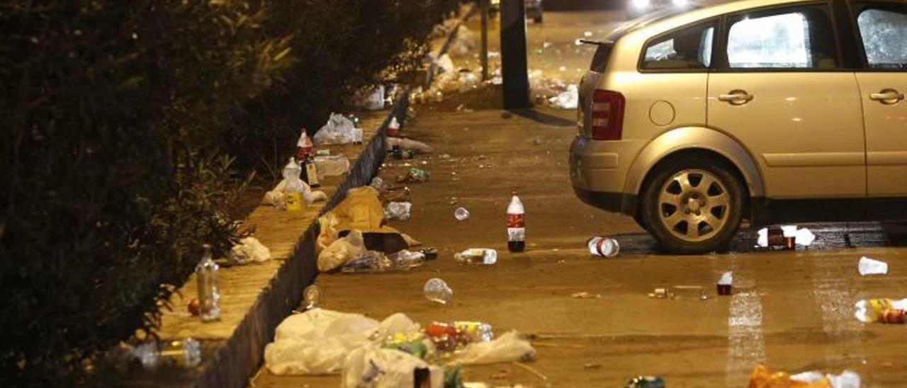 Los restos de botellón inundan la zona del Malecón