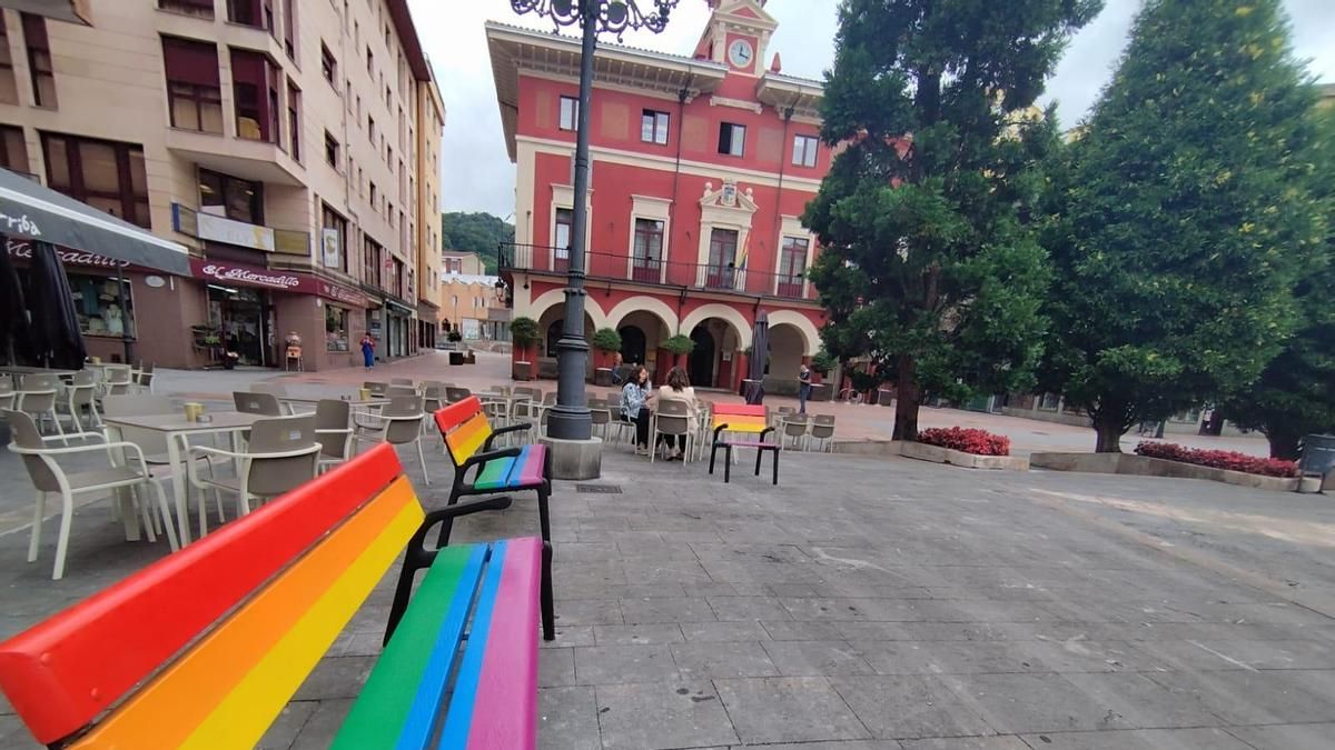 Bancos arcoíris ante el Ayuntamiento de Langreo