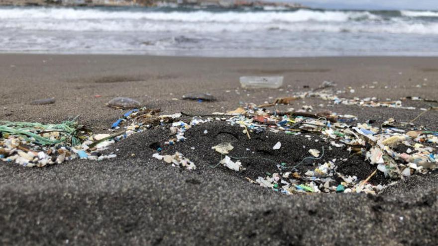 Pequeñas partículas de plástico en las costas.