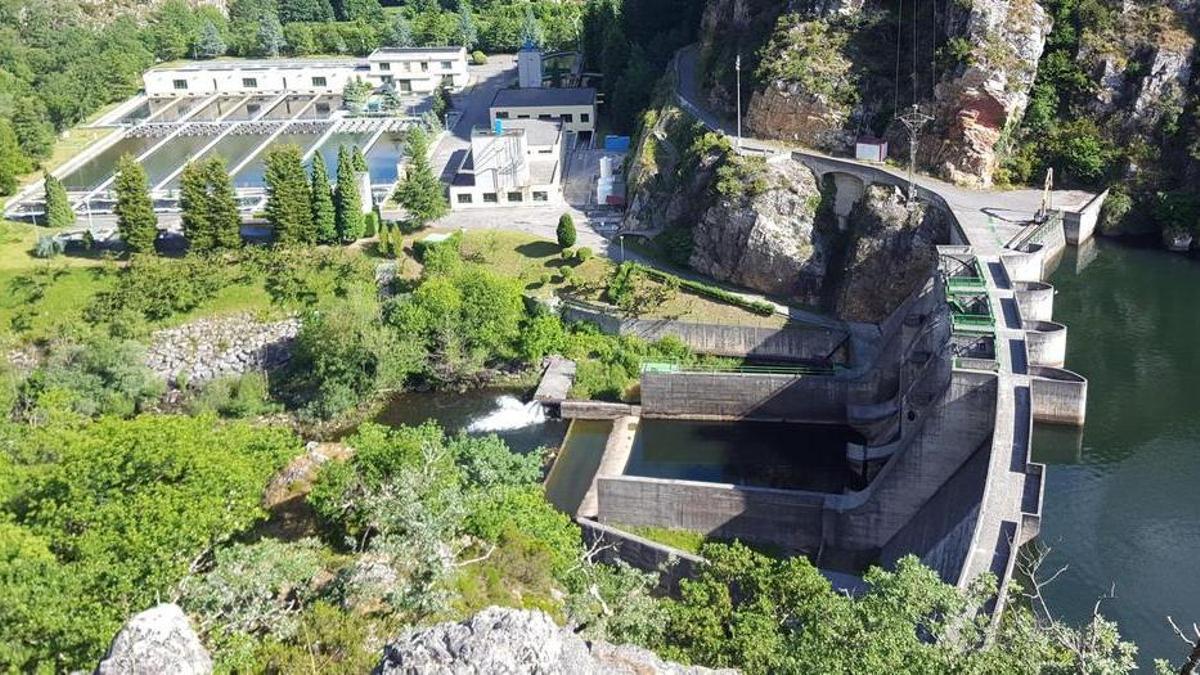 El pantanu de Rusecu y, a la izquierda, la potabilizadora.
