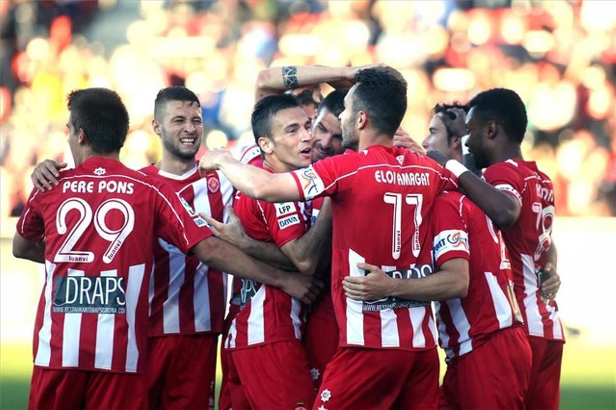 Els jugadors del Girona s’abracen pel gol marcat al Reial Madrid Castella. Els jugadors del Girona s’abracen pel gol marcat al Reial Madrid Castella.