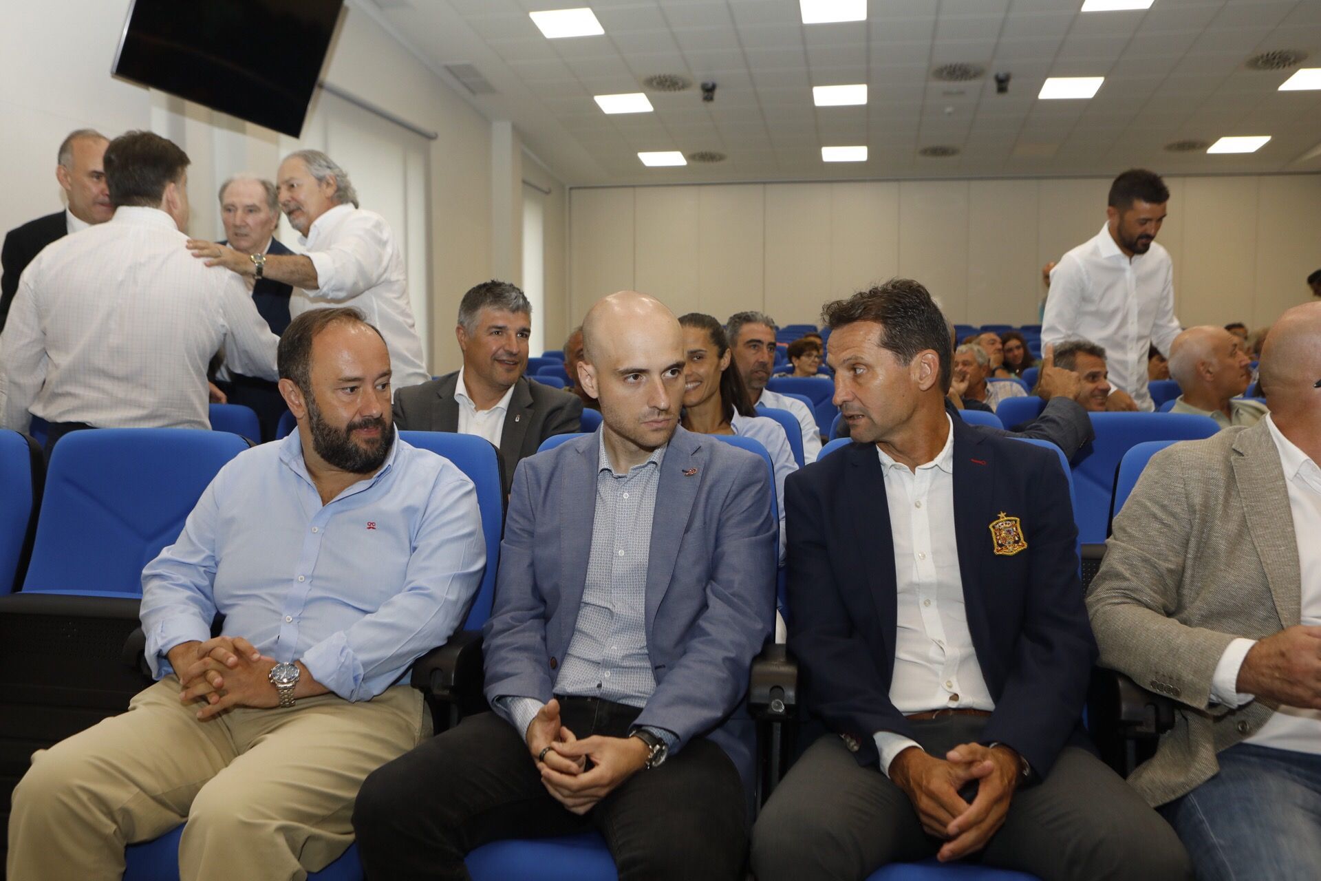 En imágenes: Así fue el homenaje a los futbolistas asturianos que han vestido la roja