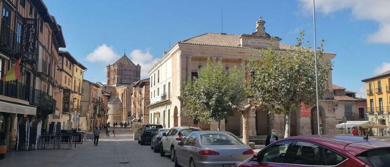 Vecinos pasean por la Plaza Mayor de la ciudad, en la que se buscan herederos de Toribio Bermejo. / M. J. C.