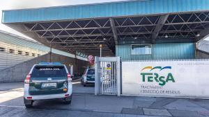 Un vehículo de la Guardia Civil accede a la incineradora de Tersa, durante un registro en mayo de 2023.