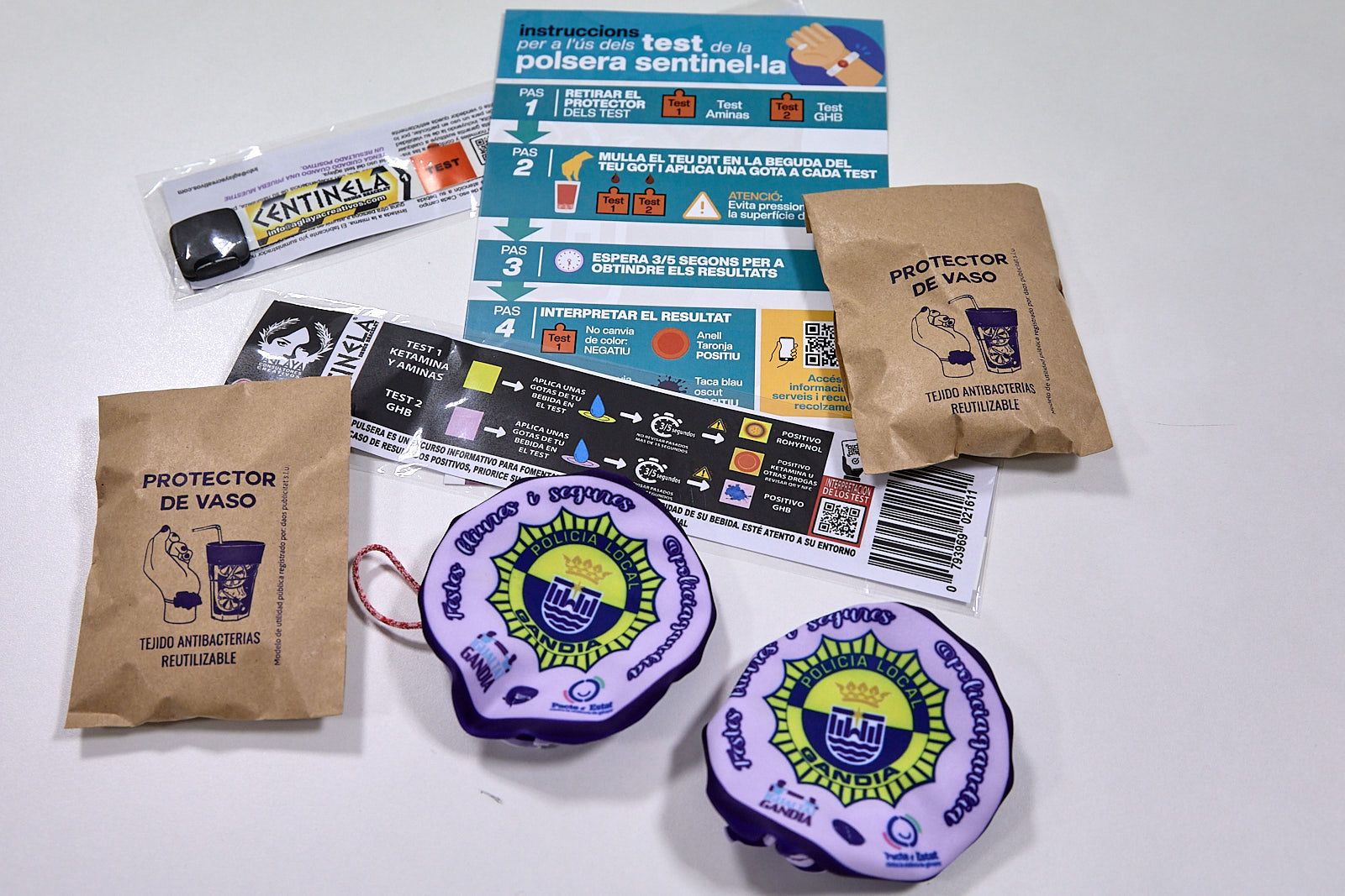 El "pack" de pulseras y tapavasos.