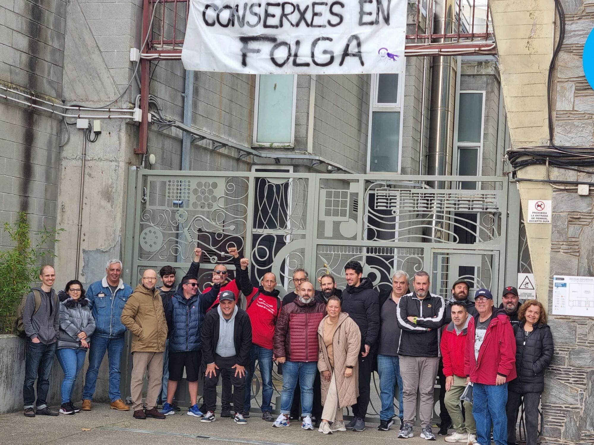 Conserjes de instalaciones deportivas municipales de A Coruña, durante su huelga en 2024.