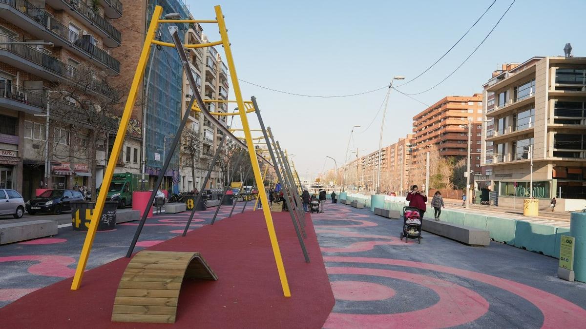 Parque con tirolinas en la nueva zona peatonal de Glòries en Barcelona