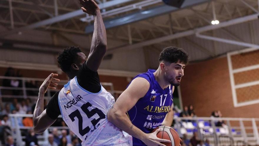 El entrenador del Melilla Baloncesto celebra que el Comité de Competición le quite la razón al Alimerka Oviedo: &quot;Nos lo ganamos en el campo&quot;