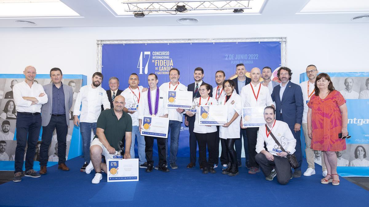 Todos los premiados del concurso de Fideuà de Gandia, ayer