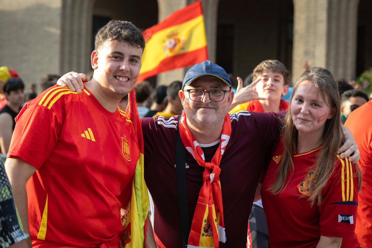 En imágenes | Zaragoza espera en la plaza del Pilar el inicio del España-Francia