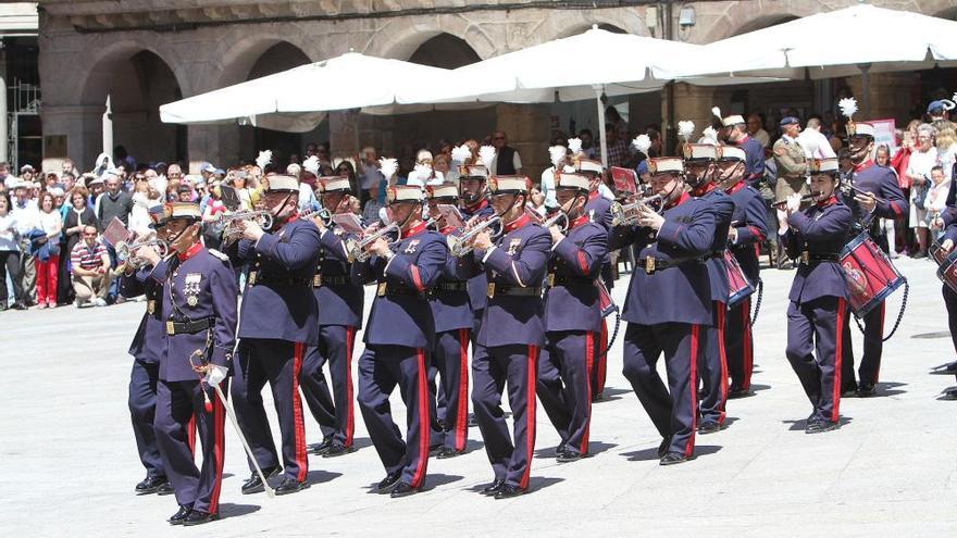 La Guardia Real desfila por Ourense