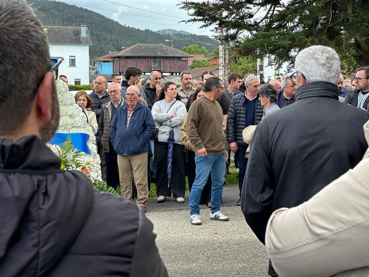 Vecinos y allegados del fallecido esperando el coche fúnebre.