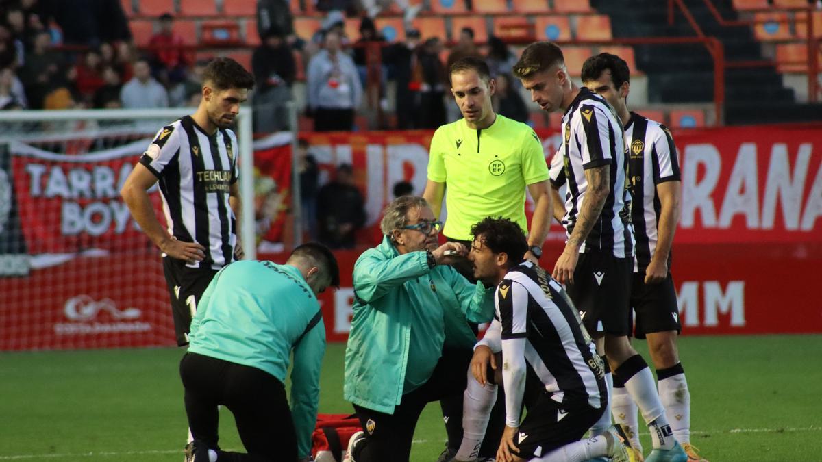 Giorgi Kochorashvili, atendido por los servicios médicos de la herida y fractura en el pómulo, durante el Nàstic-Castellón.