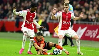 El Ajax resucita con John van't Schip y abandona el farolillo rojo