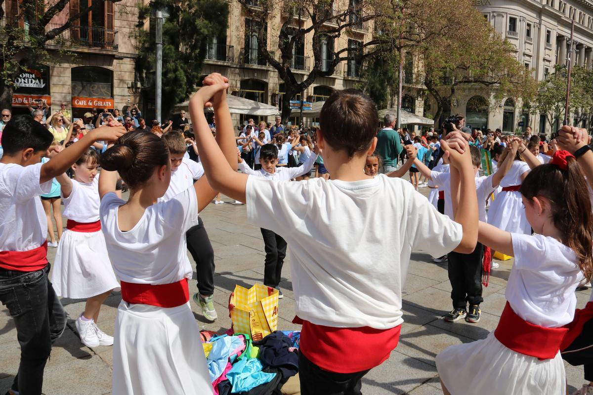 Unos de los 400 niños que bailaron en el estreno versión cobla de 'Coti x Coti' en la plaza de la Catedral de Barcelona.