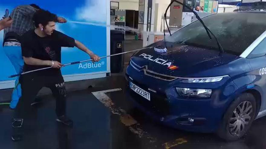 Lavan un coche de la Policía en Avilés y lo graban: "Pa´ que luego digan que los gitanos semos malos"