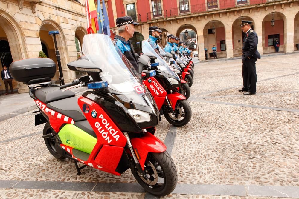 Presentación de las nuevas motos eléctricas de la Policía Local de Oviedo