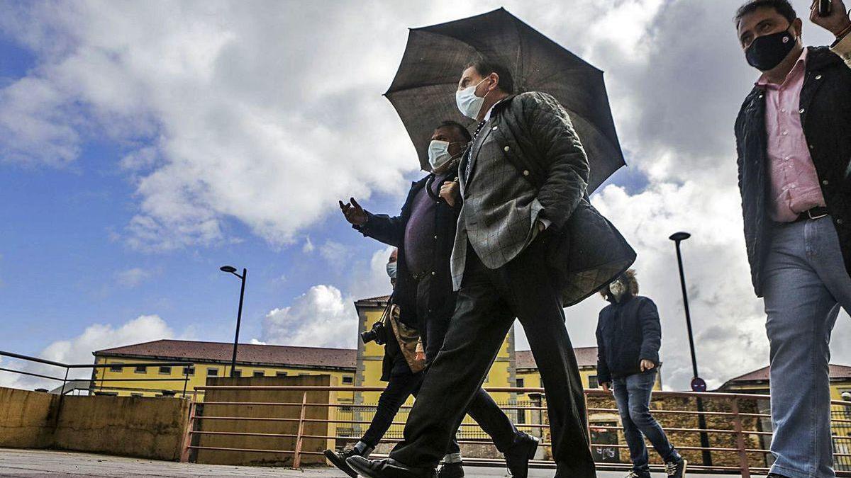 Alfredo Canteli, ayer, durante la visita a Ciudad Naranco.