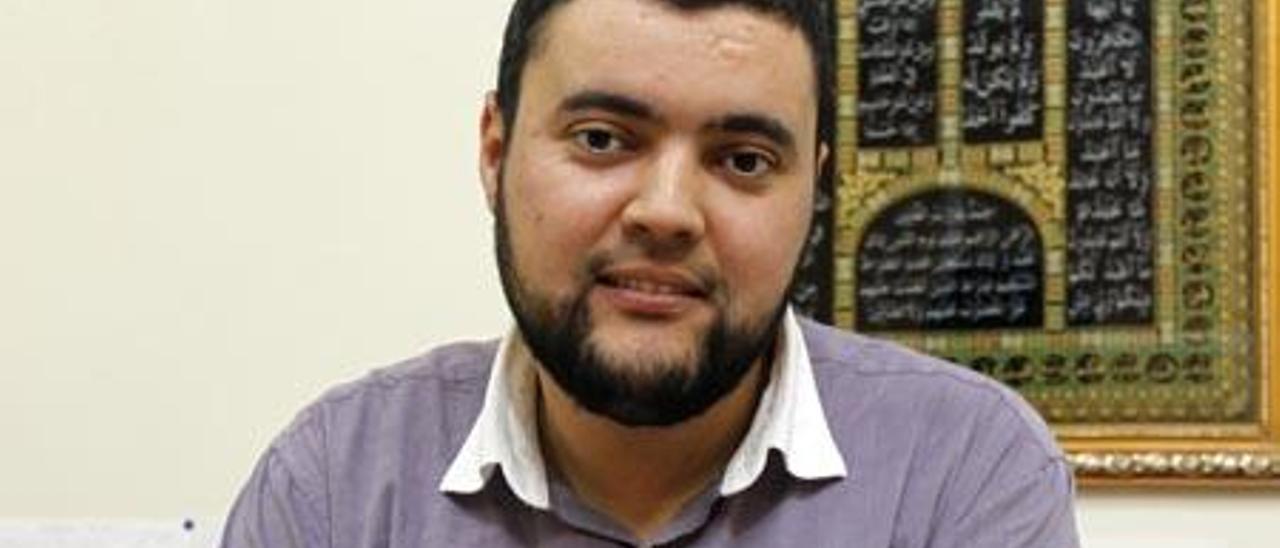 Abdelaziz Hammaoui: &quot;Llegan jóvenes con lágrimas a  la mezquita por verse vinculados&quot;