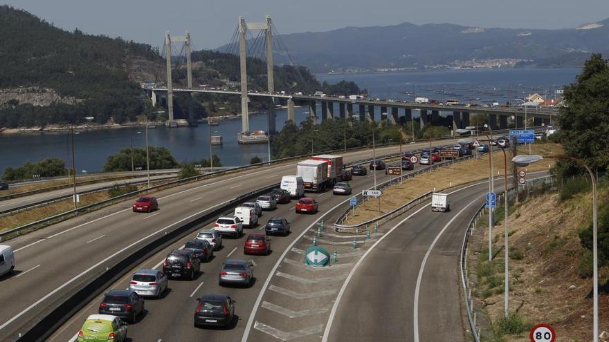 Circulación densa en el Puente de Rande // Fdv