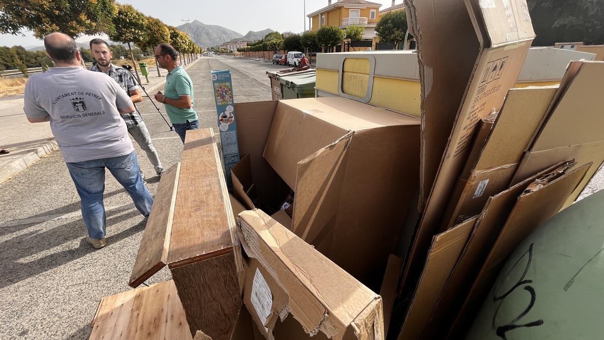 Petrer extremará la vigilancia ante el aumento del abandono de enseres.