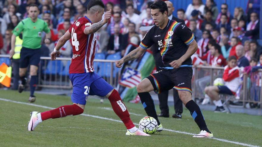 El Atlético gana al Rayo sufriendo