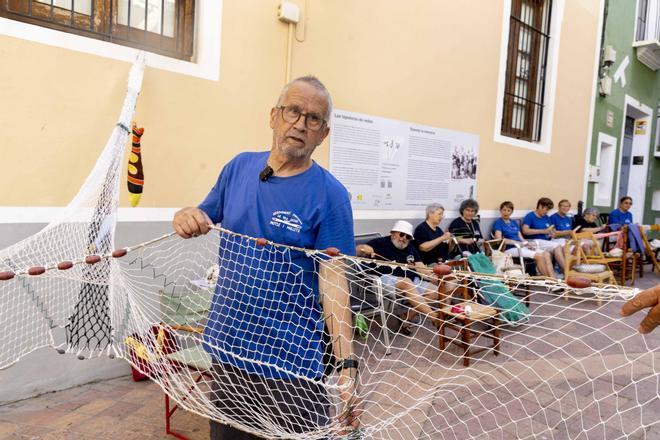 El arte de tejer redes de pesca llega a la calle en La Vila