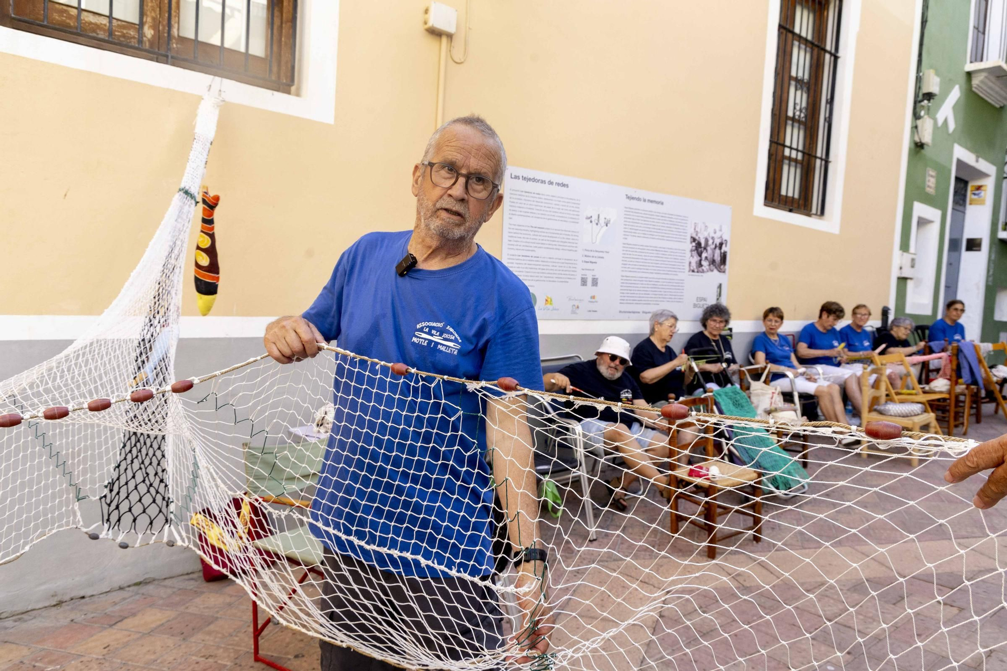 El arte de tejer redes de pesca llega a la calle en La Vila