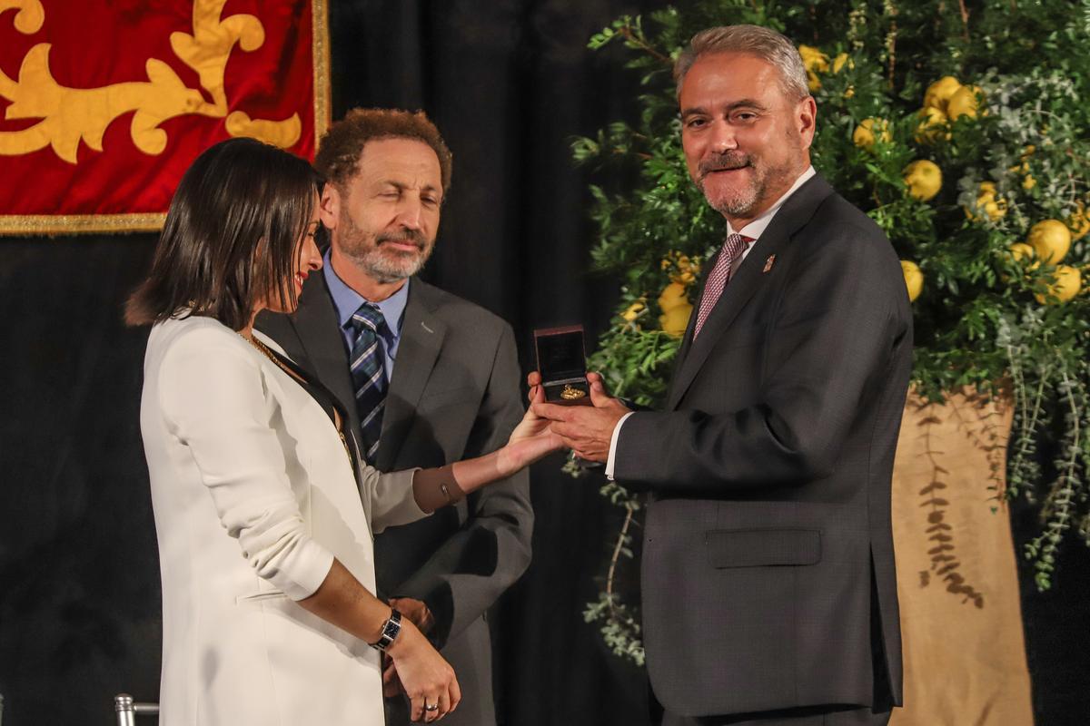Orihuela entrega la medalla de oro de la ciudad a la EPSO