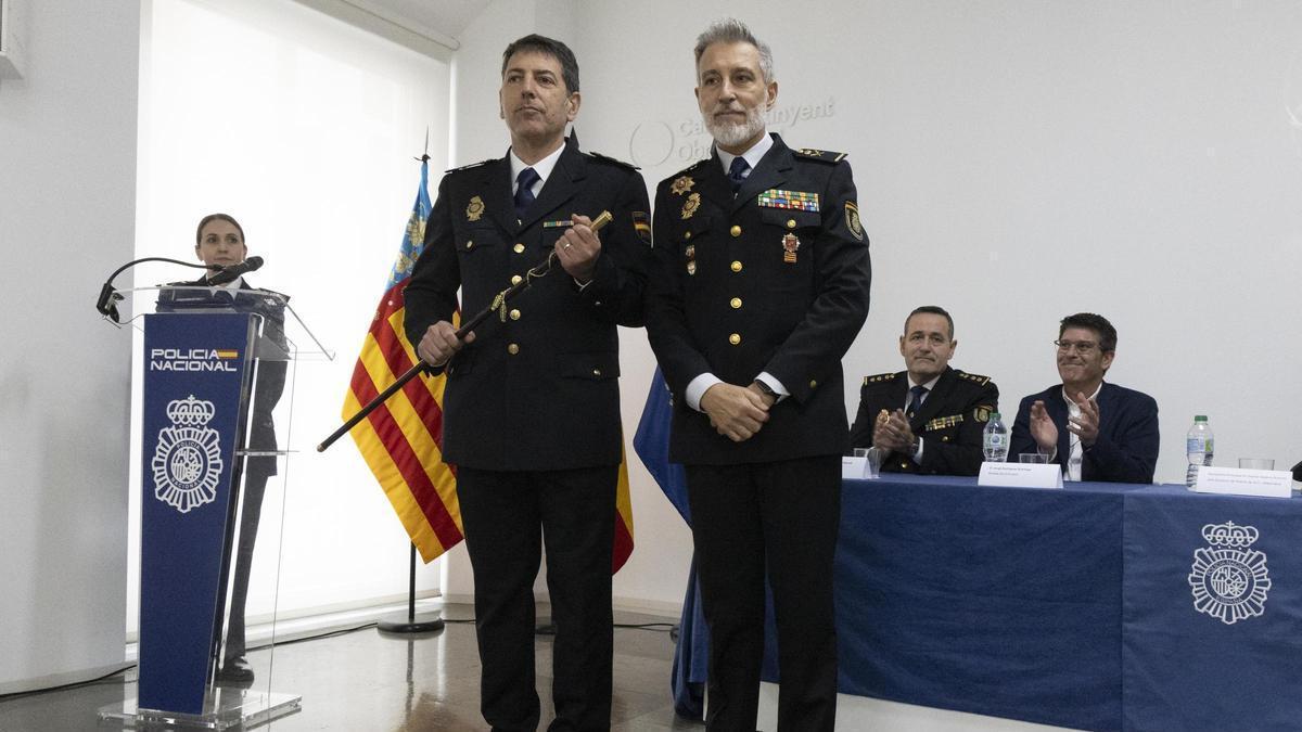 Así ha sido la entrega del bastón de mando al nuevo responsable de la Policía Nacional en Ontinyent