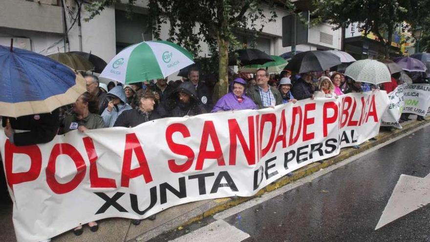 Protesta a las puertas del Parlamento  |  Medio millar de trabajadores del Chuvi, desplazados en siete autobuses, se manifestaron ayer por la mañana ante el Parlamento para exigir la dimisión de la conselleira de Sanidade. No descartan una huelga de 24 horas &quot;por un hospital 100% público&quot;. Eva Solla, de AGE, reprochó a Rocío Mosquera que no saliera a hablar con ellos, &quot;que aguantaron bajo la lluvia su dignidad&quot;. La nacionalista Montse Pardo le reprochó que perdiera la &quot;oportunidad de oro&quot; de atender a los &quot;representantes legales de los trabajadores y pedirles disculpas&quot;.