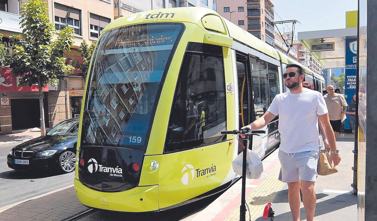 El tranvía de Murcia a su paso por la parada de Plaza Circular.