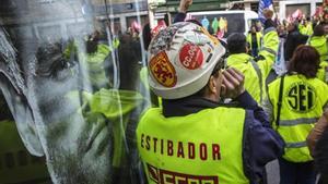 Protesta de estibadores ante la sede de la Delegación del Gobierno en València, en febrero pasado.