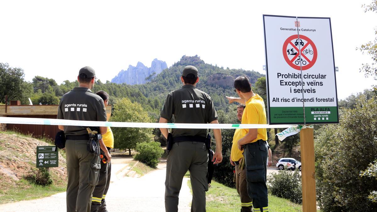 Agents Rurals i ADF al Coll de Can Maçana, un dels accessos al Parc Natural de la Muntanya de Montserrat, tancat per l&#039;elevat risc d&#039;incendi amb l&#039;activació del nivell 3 del Pla Alfa