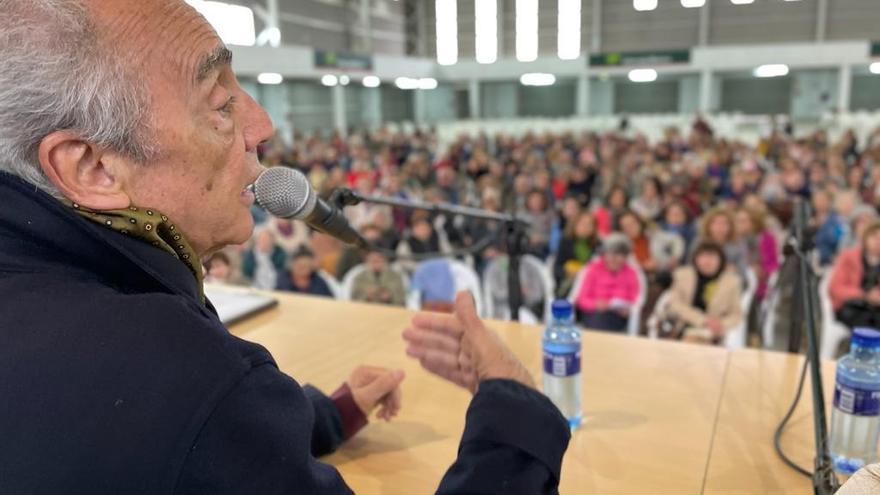 Un &quot;ejército&quot; de mil lectores arropó a Millás en Mieres: &quot;La literatura es el único acto de rebeldía&quot;