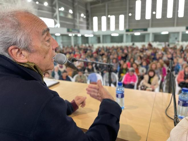 Encuentro de Juan José Millás con un millar de lectores, en Mieres.