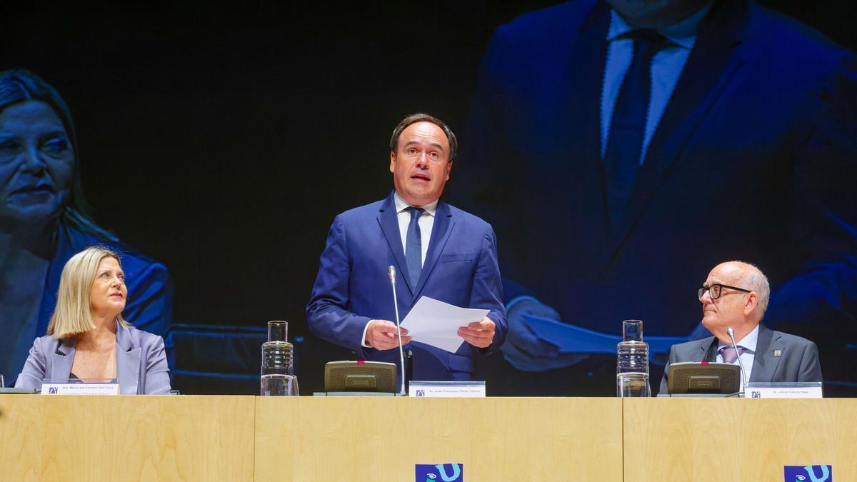 Juanfran Pérez Llorca interviene en la toma de posesión del nuevo rector de la UJI, Jesús Lancis, este miércoles.