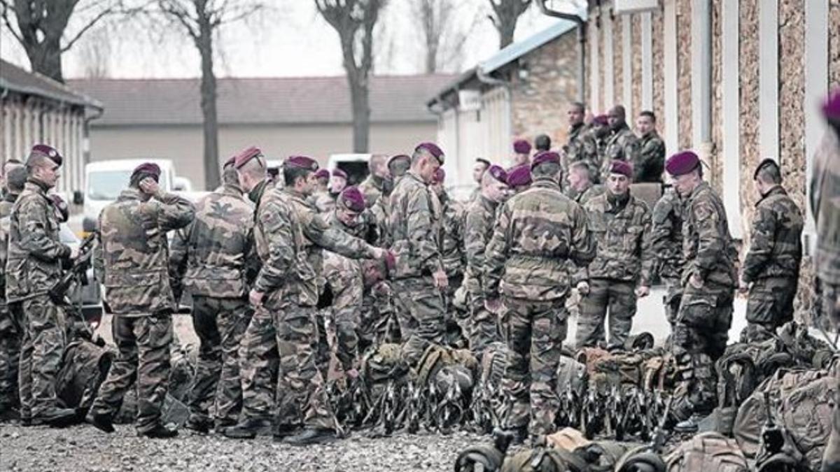 Soldados franceses, preparados para salir a patrullar, este martes en Versalles.