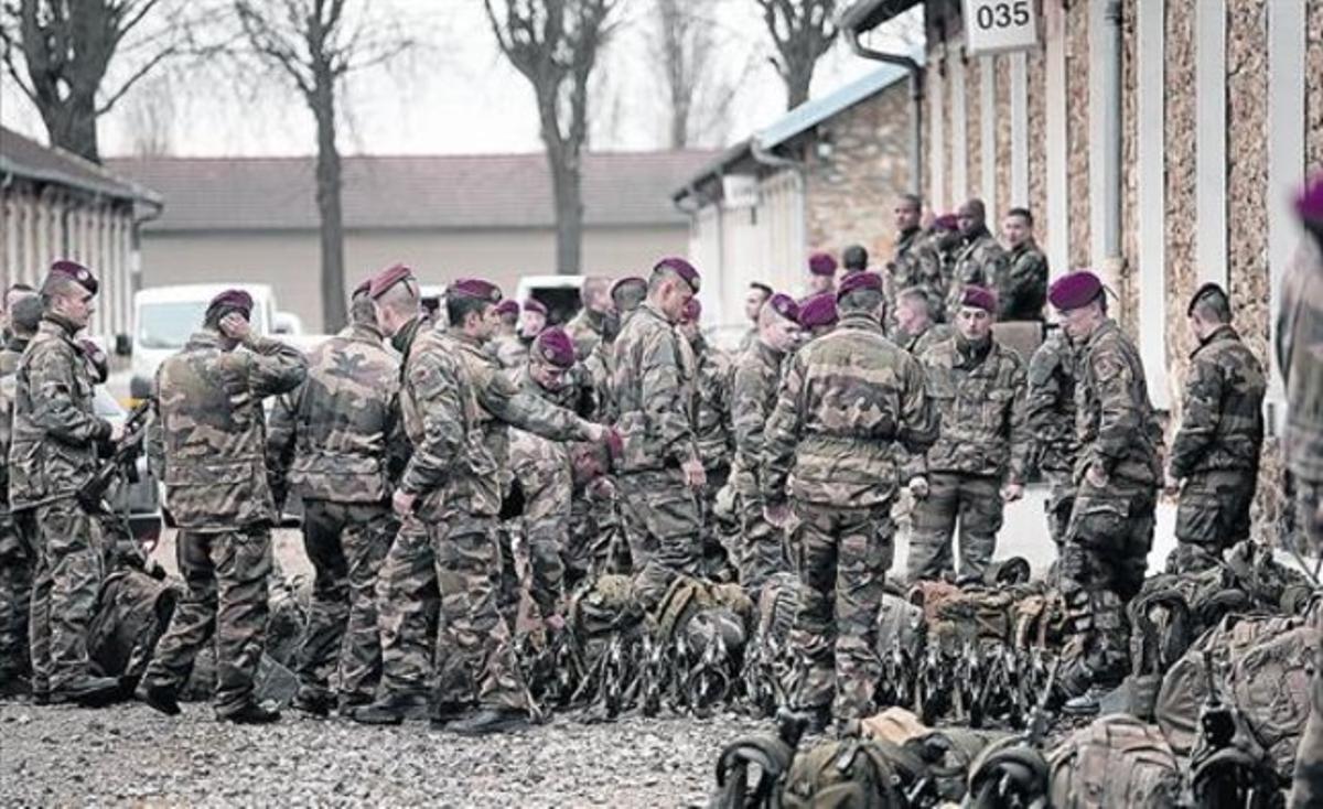 Soldados francesos, preparats per sortir a patrullar, ahir a Versalles.