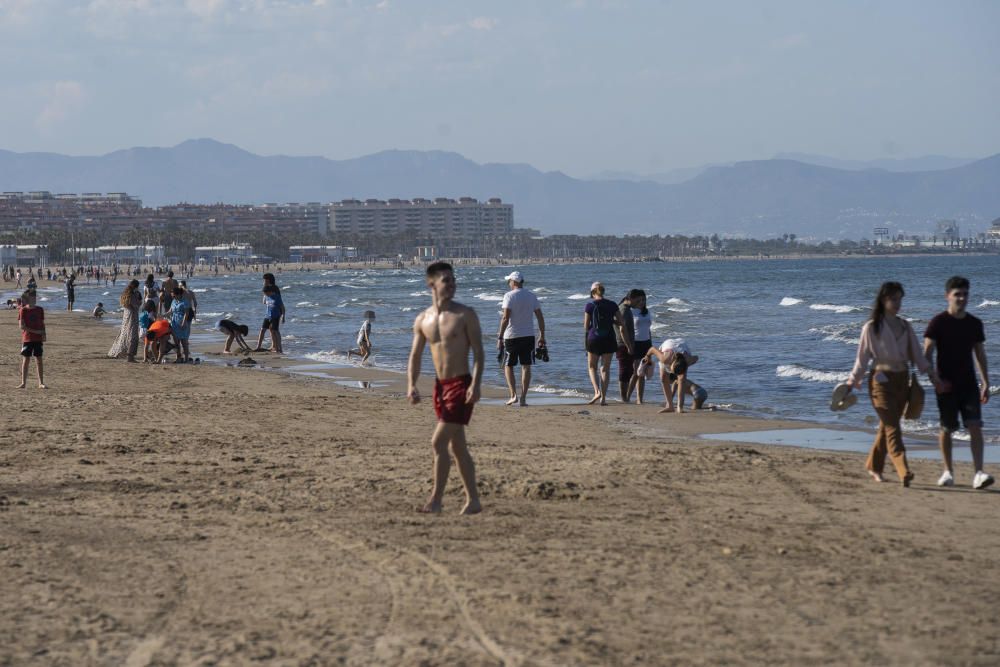 Playas y terrazas llenas en València en los primeros días de la fase 1