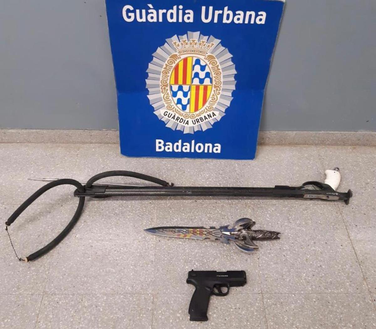 Detingut a Badalona per intentar un atracament armat amb una pistola de gas, un arpó de pesca i un gran ganivet