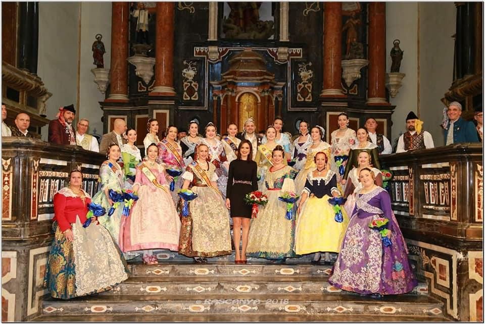 Las falleras mayores, con la presentadora del acto, la fallera mayor de València de 2016, Alicia Moreno.